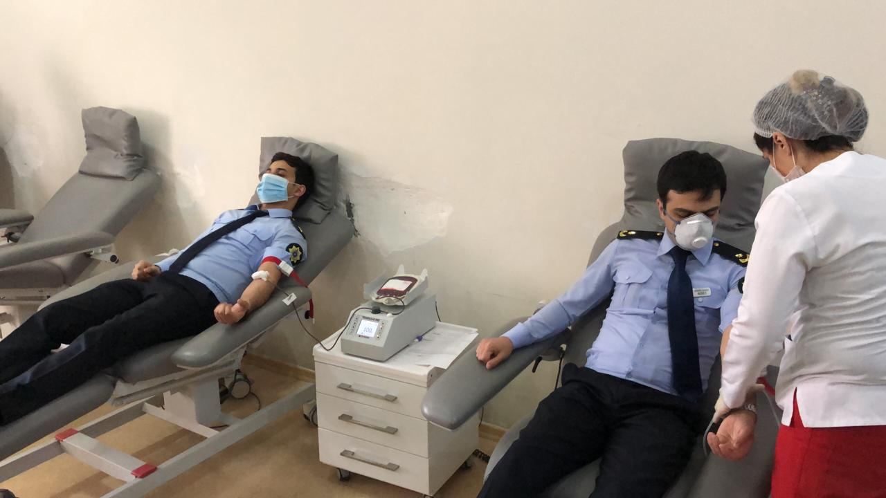 Gömrükçülər qanvermə aksiyasında iştirak ediblər (FOTO) - Gallery Image
