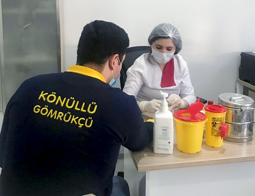 Gömrükçülər qanvermə aksiyasında iştirak ediblər (FOTO) - Gallery Image
