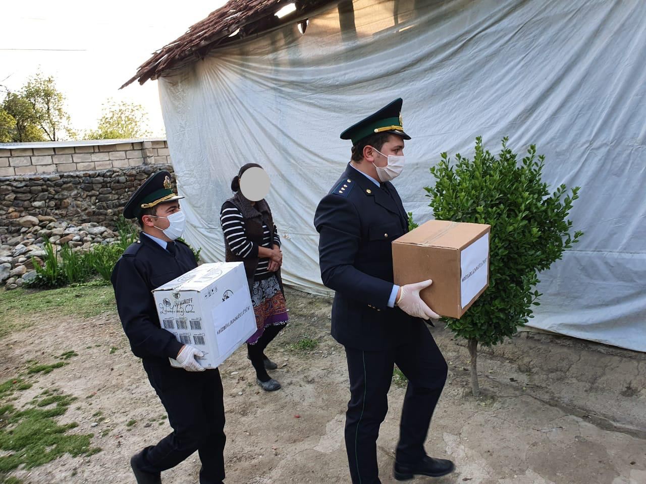 Mazımçay gömrük postunun əməkdaşları aztəminatlı ailələrə yardım ediblər (FOTO/VİDEO) - Gallery Image