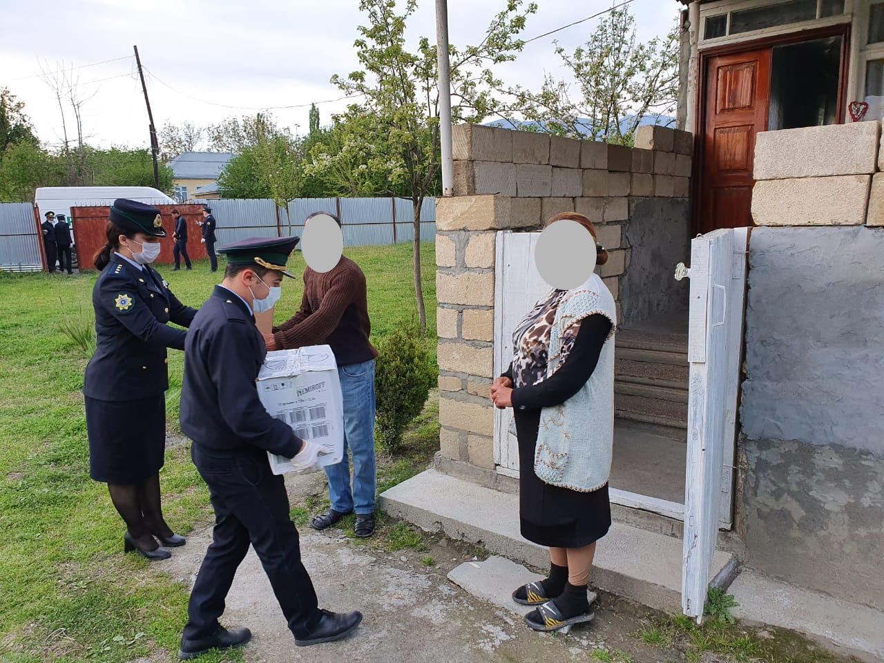 Mazımçay gömrük postunun əməkdaşları aztəminatlı ailələrə yardım ediblər (FOTO/VİDEO) - Gallery Image