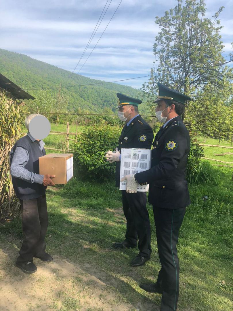 Mazımçay gömrük postunun əməkdaşları aztəminatlı ailələrə yardım ediblər (FOTO/VİDEO) - Gallery Image