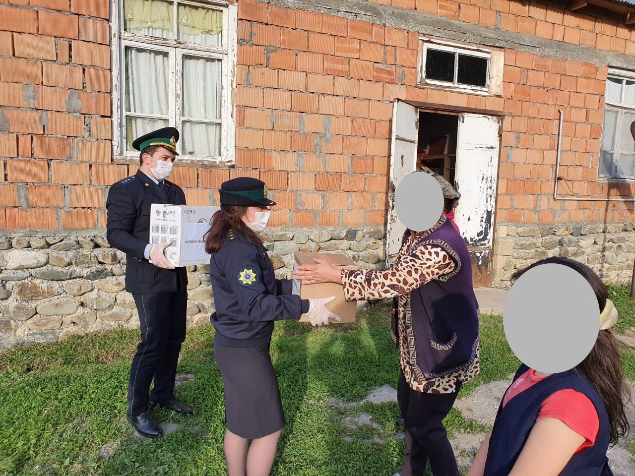 Mazımçay gömrük postunun əməkdaşları aztəminatlı ailələrə yardım ediblər (FOTO/VİDEO) - Gallery Image