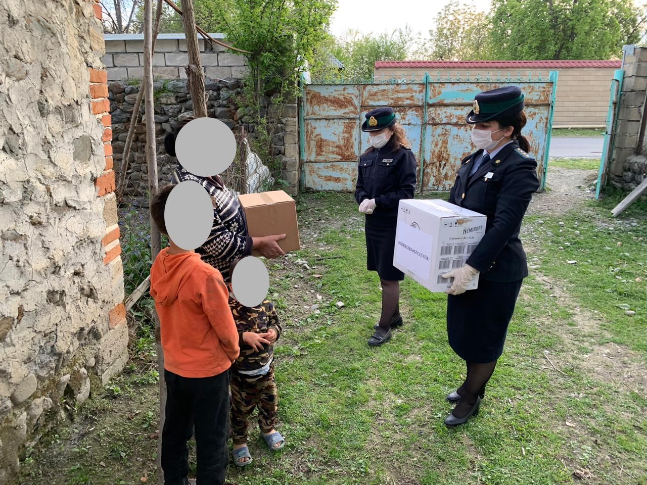 Mazımçay gömrük postunun əməkdaşları aztəminatlı ailələrə yardım ediblər (FOTO/VİDEO) - Gallery Image