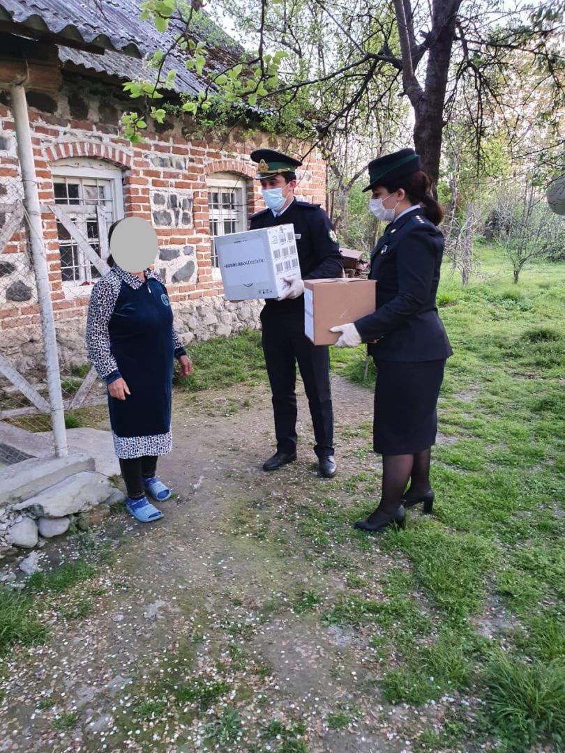 Mazımçay gömrük postunun əməkdaşları aztəminatlı ailələrə yardım ediblər (FOTO/VİDEO) - Gallery Image