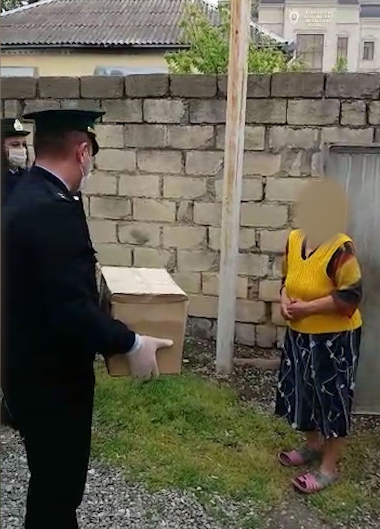 Şimal Ərazi Baş Gömrük İdarəsinin əməkdaşları aztəminatlı ailələrə yardım ediblər (FOTO/VİDEO) - Gallery Image