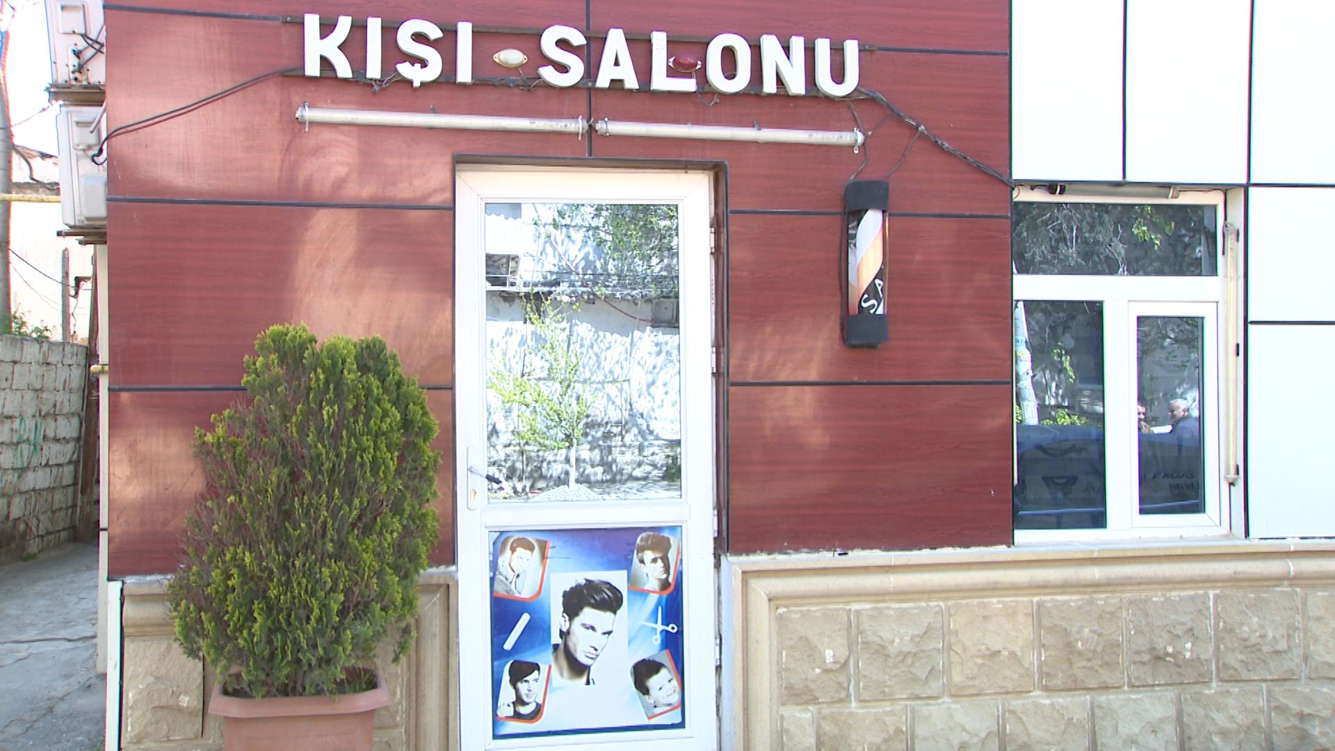 Bakıda xüsusi karantin qaydalarını pozan bərbər salonu aşkarlandı (FOTO/VİDEO) - Gallery Image