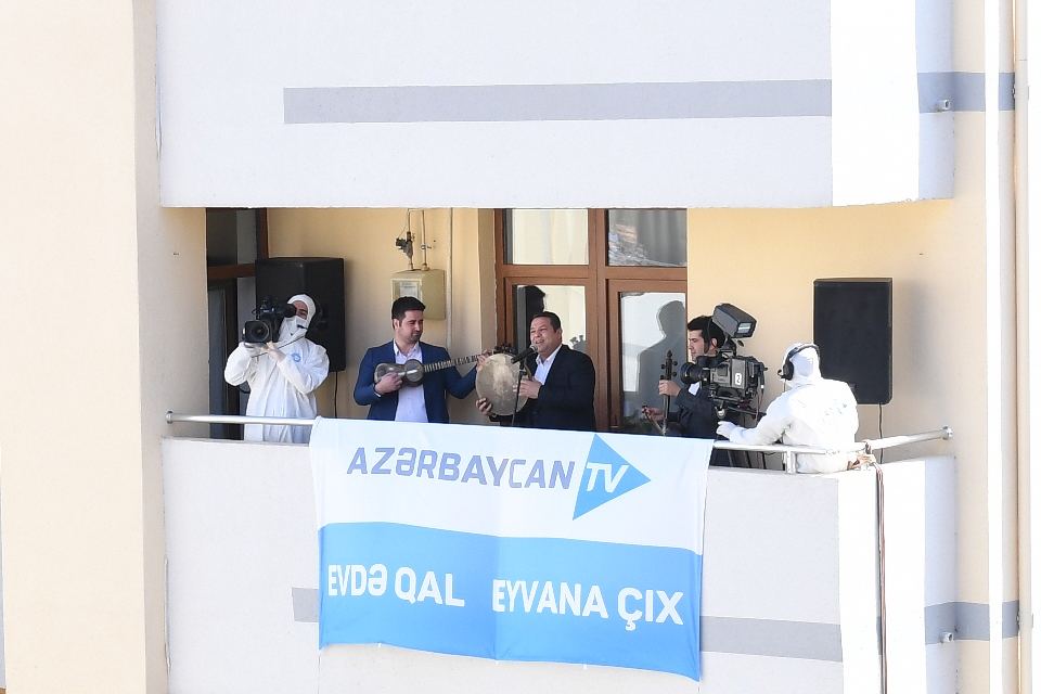Məcburi köçkünlər üçün "Eyvana çıx" layihəsi çərçivəsində canlı muğam konsert proqramı təşkil edilib (FOTO) - Gallery Image