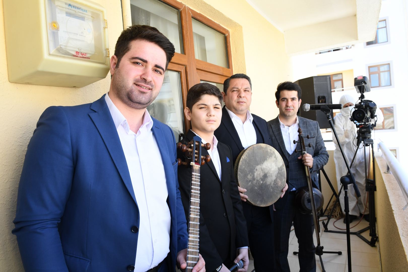 Məcburi köçkünlər üçün "Eyvana çıx" layihəsi çərçivəsində canlı muğam konsert proqramı təşkil edilib (FOTO) - Gallery Image