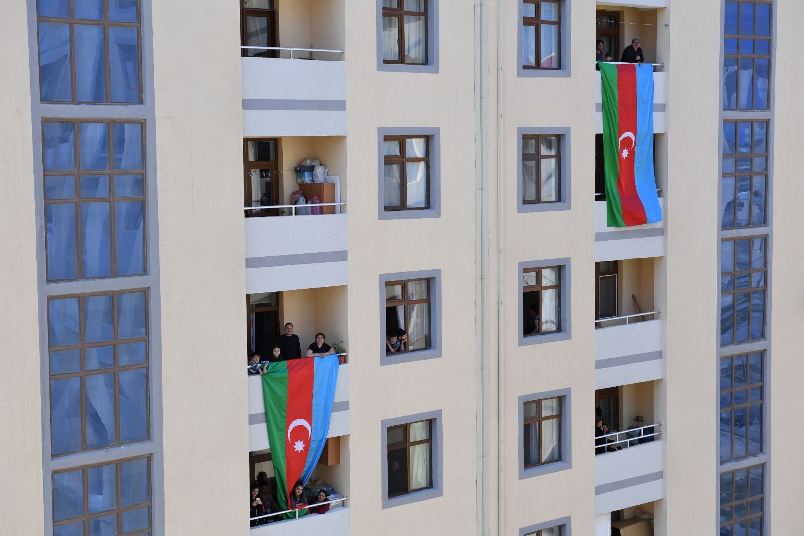 Məcburi köçkünlər üçün "Eyvana çıx" layihəsi çərçivəsində canlı muğam konsert proqramı təşkil edilib (FOTO) - Gallery Image