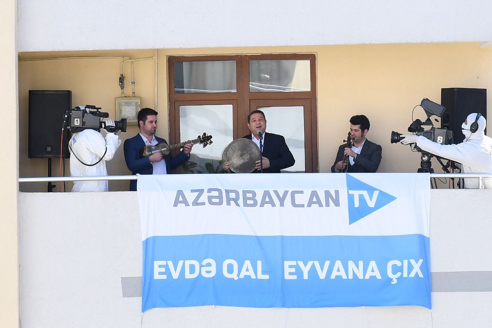 Məcburi köçkünlər üçün "Eyvana çıx" layihəsi çərçivəsində canlı muğam konsert proqramı təşkil edilib (FOTO) - Gallery Image