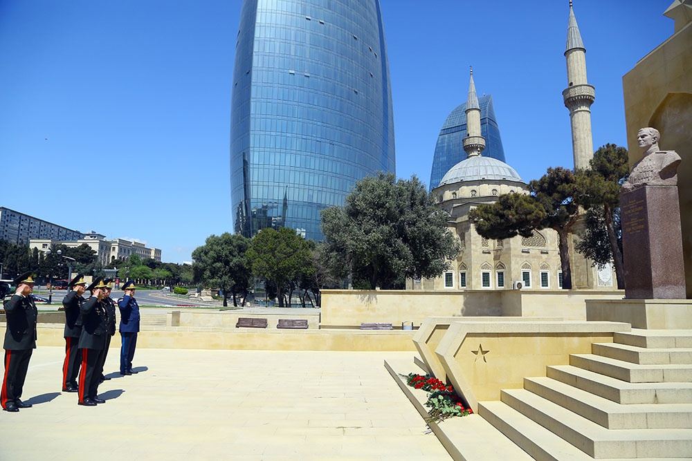 Müdafiə Nazirliyinin rəhbərliyi Böyük Vətən müharibəsində həlak olanların xatirəsini yad edib (FOTO) - Gallery Image