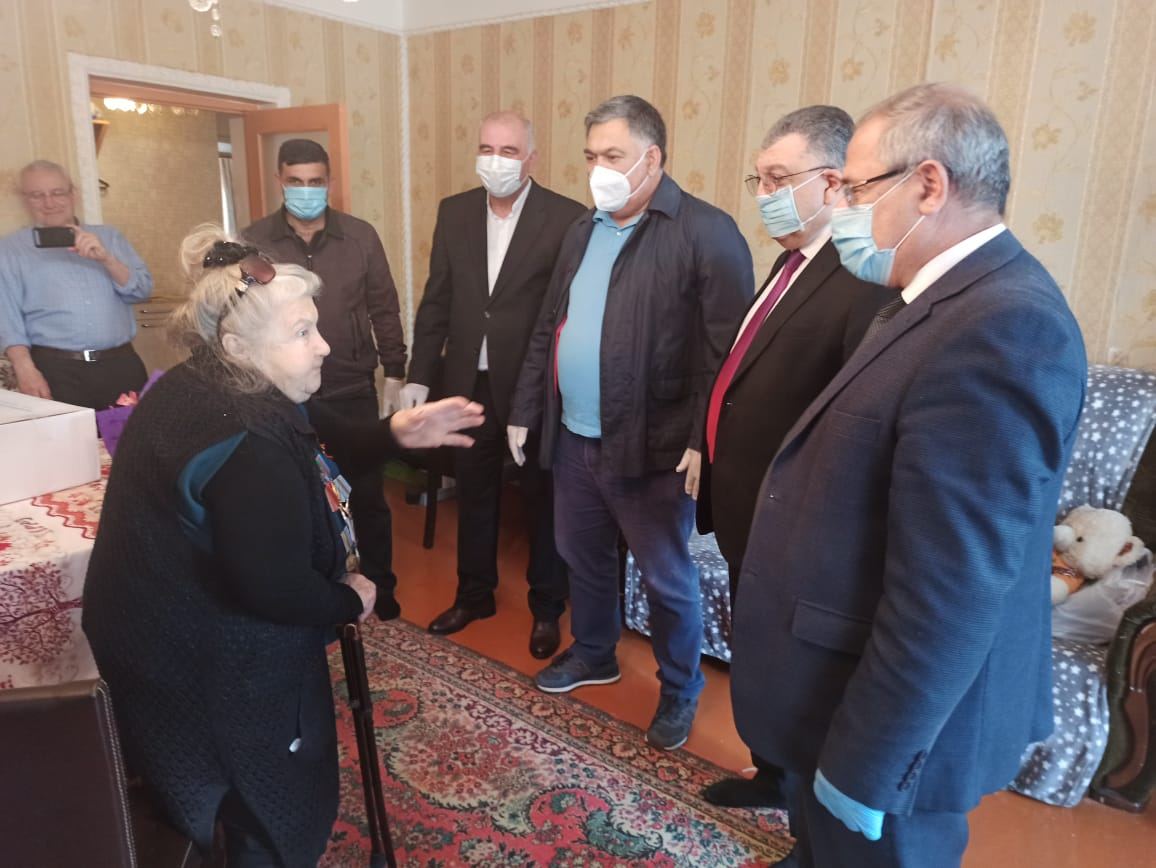 YAP Xəzər Rayon Təşkilatı faşizm üzərində Qələbənin 75-ci ildönümü münasibətilə veteranlarla görüş keçirib (FOTO) - Gallery Image