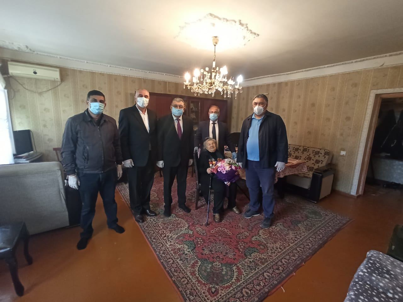 YAP Xəzər Rayon Təşkilatı faşizm üzərində Qələbənin 75-ci ildönümü münasibətilə veteranlarla görüş keçirib (FOTO) - Gallery Image