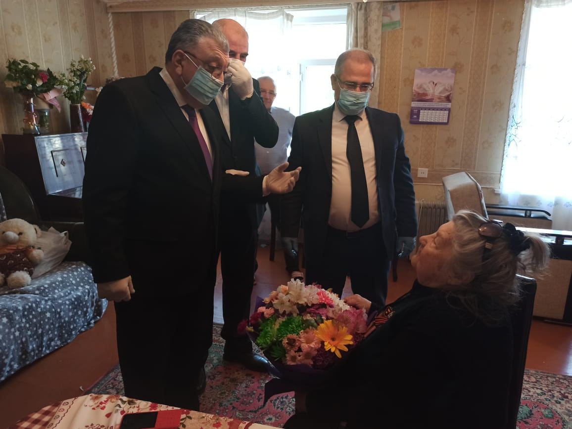YAP Xəzər Rayon Təşkilatı faşizm üzərində Qələbənin 75-ci ildönümü münasibətilə veteranlarla görüş keçirib (FOTO) - Gallery Image