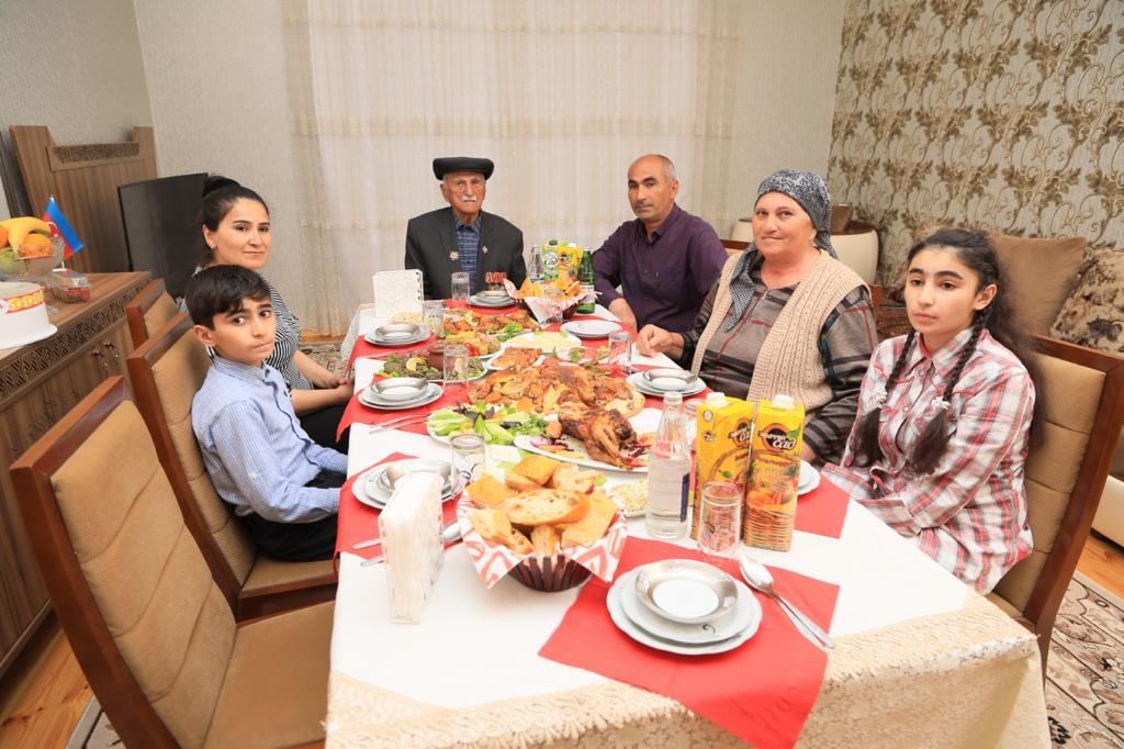 Heydər Əliyev Fondu Böyük Vətən Müharibəsi veteranlarını evlərində təbrik edib (FOTO) - Gallery Image