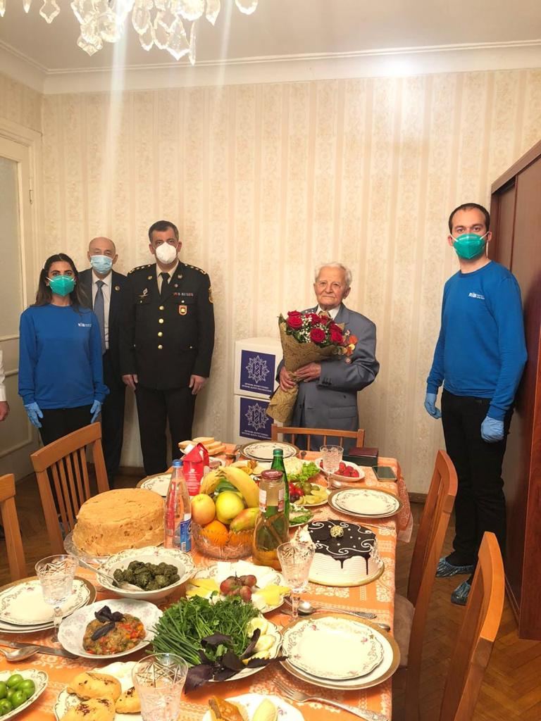Heydər Əliyev Fondu Böyük Vətən Müharibəsi veteranlarını evlərində təbrik edib (FOTO) - Gallery Image