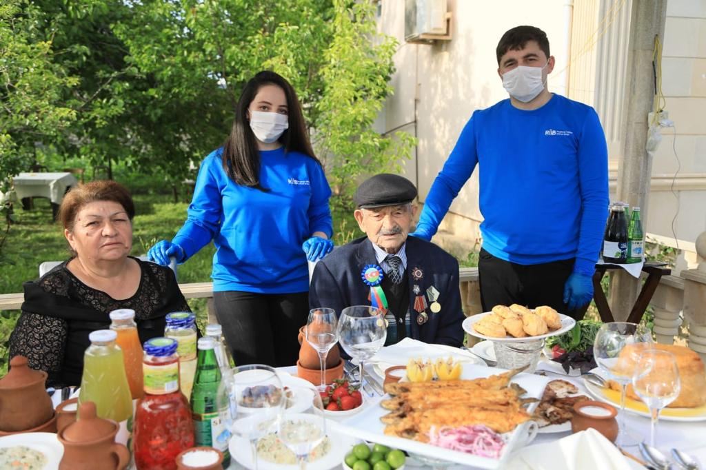 Heydər Əliyev Fondu Böyük Vətən Müharibəsi veteranlarını evlərində təbrik edib (FOTO) - Gallery Image