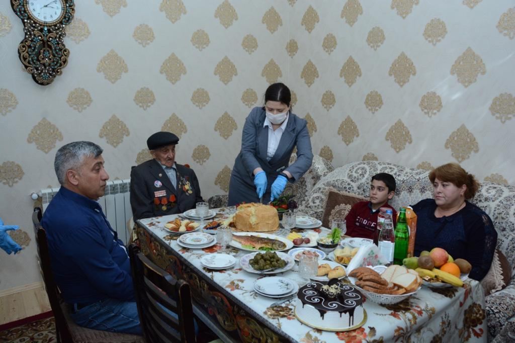 Heydər Əliyev Fondu Böyük Vətən Müharibəsi veteranlarını evlərində təbrik edib (FOTO) - Gallery Image