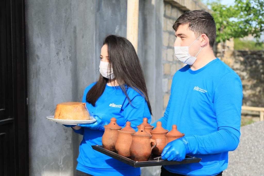 Heydər Əliyev Fondu Böyük Vətən Müharibəsi veteranlarını evlərində təbrik edib (FOTO) - Gallery Image