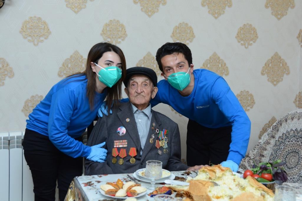 Heydər Əliyev Fondu Böyük Vətən Müharibəsi veteranlarını evlərində təbrik edib (FOTO) - Gallery Image