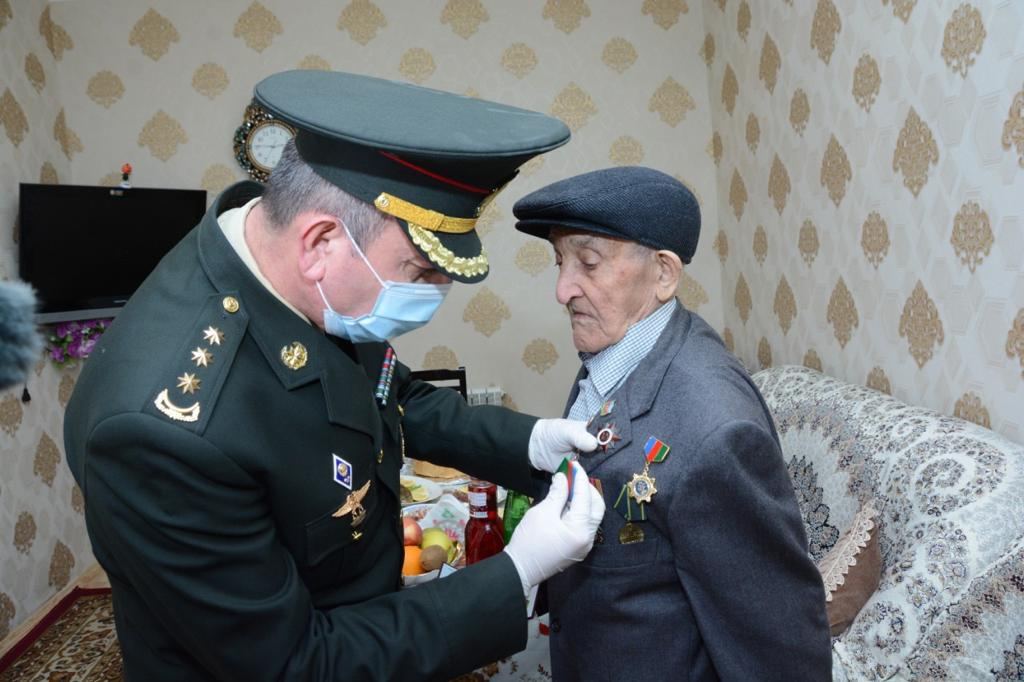 Heydər Əliyev Fondu Böyük Vətən Müharibəsi veteranlarını evlərində təbrik edib (FOTO) - Gallery Image
