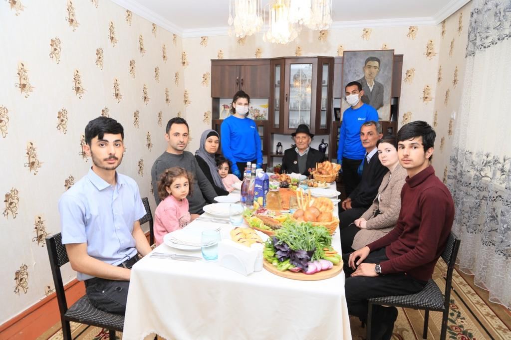 Heydər Əliyev Fondu Böyük Vətən Müharibəsi veteranlarını evlərində təbrik edib (FOTO) - Gallery Image