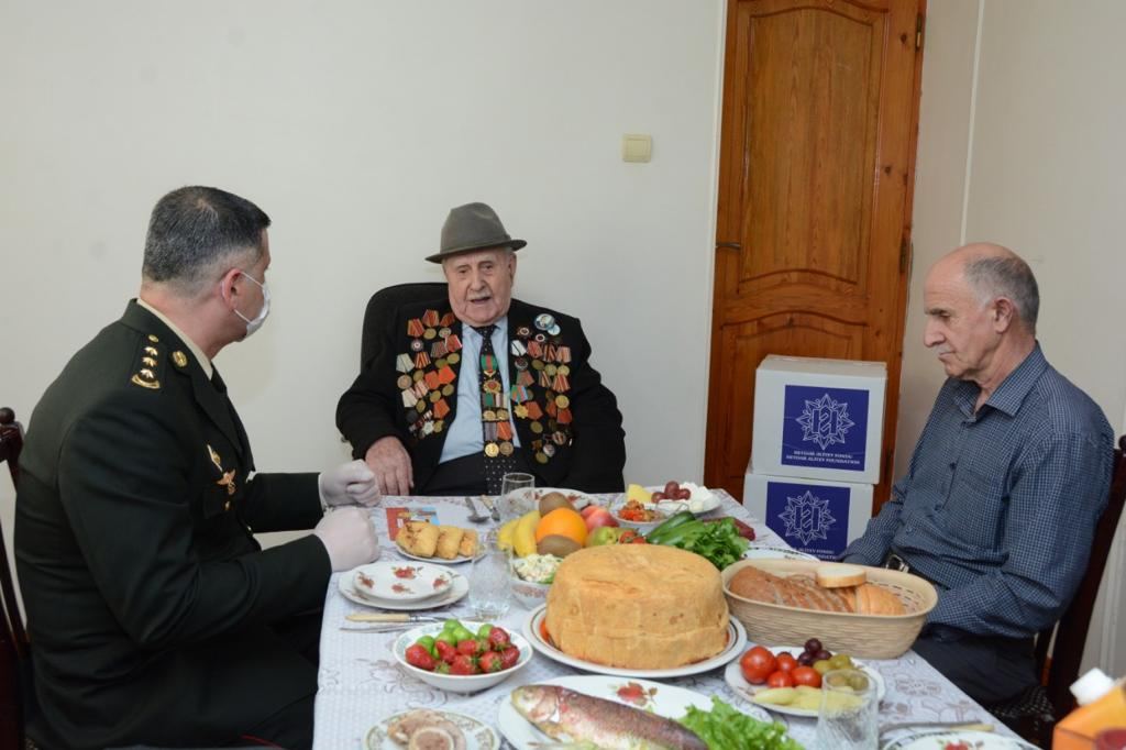 Heydər Əliyev Fondu Böyük Vətən Müharibəsi veteranlarını evlərində təbrik edib (FOTO) - Gallery Image
