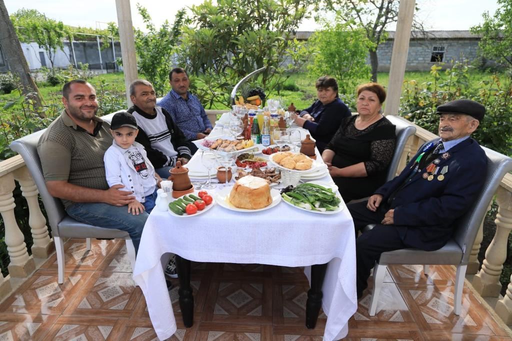 Heydər Əliyev Fondu Böyük Vətən Müharibəsi veteranlarını evlərində təbrik edib (FOTO) - Gallery Image