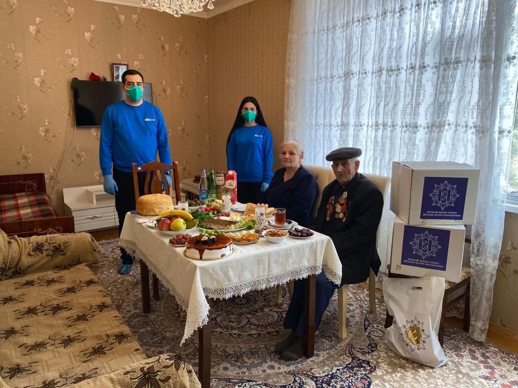 Heydər Əliyev Fondu Böyük Vətən Müharibəsi veteranlarını evlərində təbrik edib (FOTO) - Gallery Image