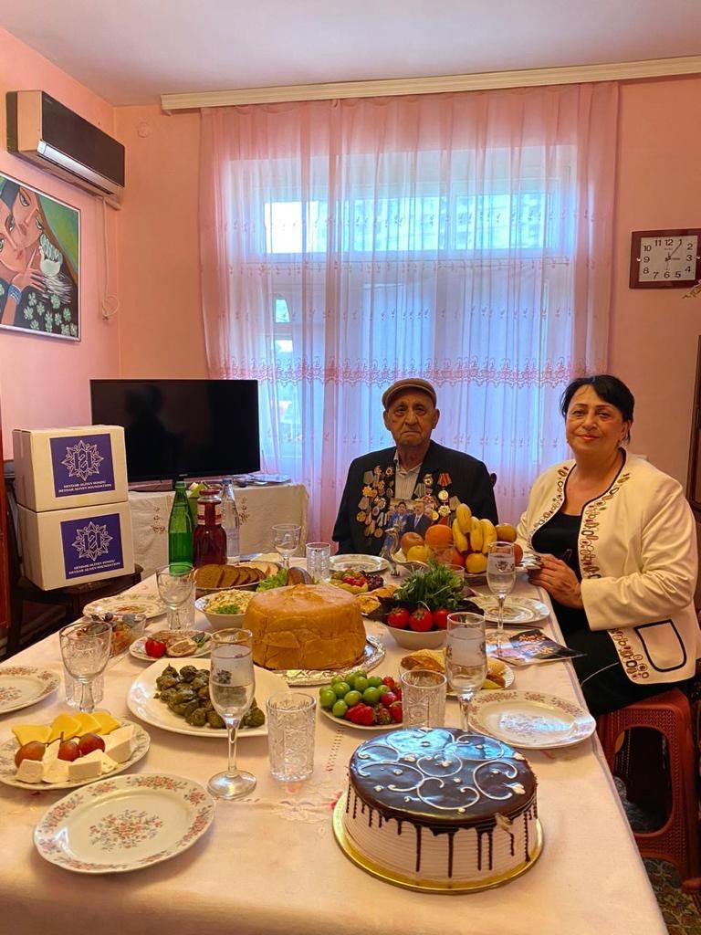 Heydər Əliyev Fondu Böyük Vətən Müharibəsi veteranlarını evlərində təbrik edib (FOTO) - Gallery Image