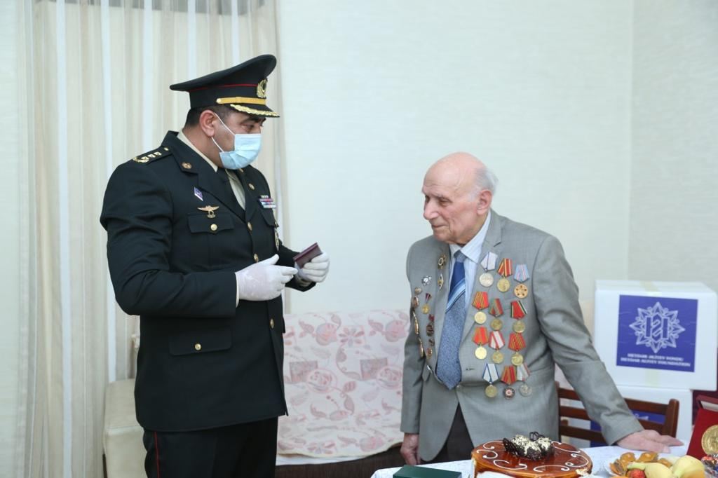 Heydər Əliyev Fondu Böyük Vətən Müharibəsi veteranlarını evlərində təbrik edib (FOTO) - Gallery Image