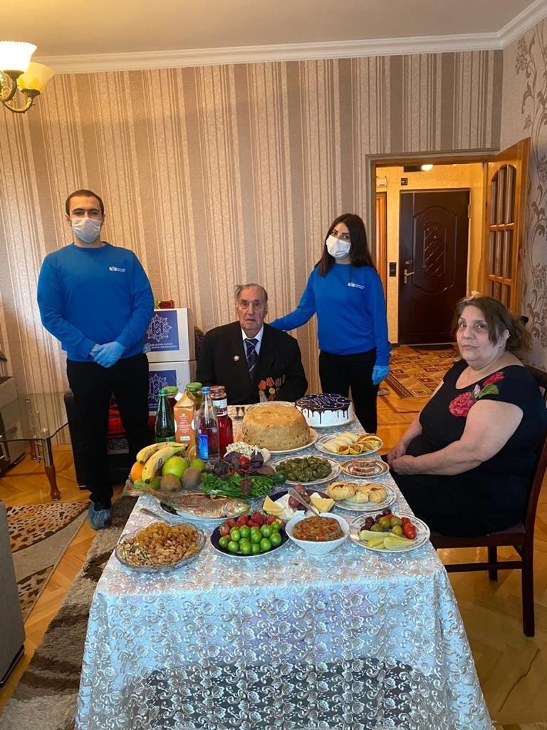 Heydər Əliyev Fondu Böyük Vətən Müharibəsi veteranlarını evlərində təbrik edib (FOTO) - Gallery Image