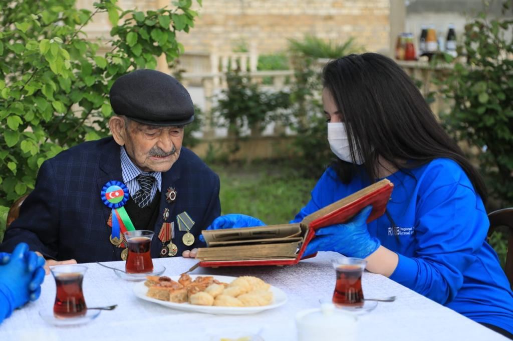 Heydər Əliyev Fondu Böyük Vətən Müharibəsi veteranlarını evlərində təbrik edib (FOTO) - Gallery Image
