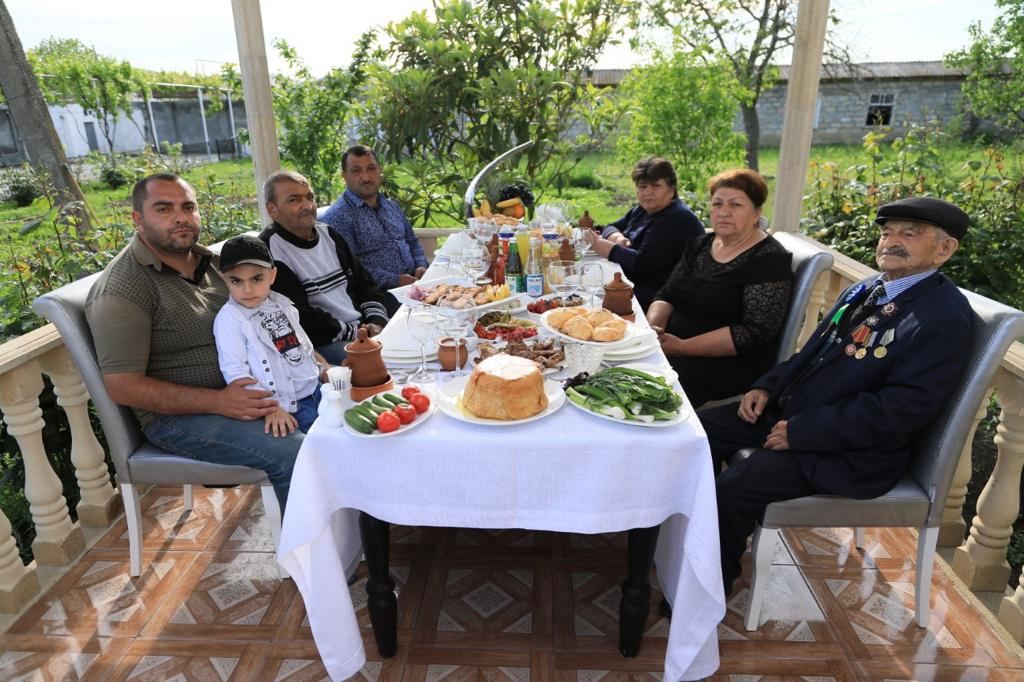 Heydər Əliyev Fondu Böyük Vətən Müharibəsi veteranlarını evlərində təbrik edib (FOTO) - Gallery Image
