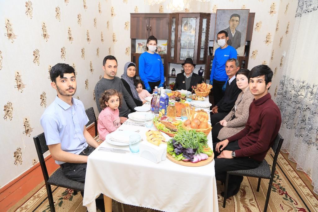 Heydər Əliyev Fondu Böyük Vətən Müharibəsi veteranlarını evlərində təbrik edib (FOTO) - Gallery Image