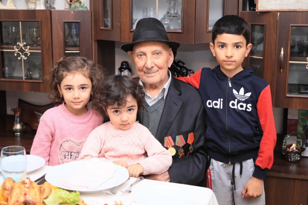 Heydər Əliyev Fondu Böyük Vətən Müharibəsi veteranlarını evlərində təbrik edib (FOTO) - Gallery Image