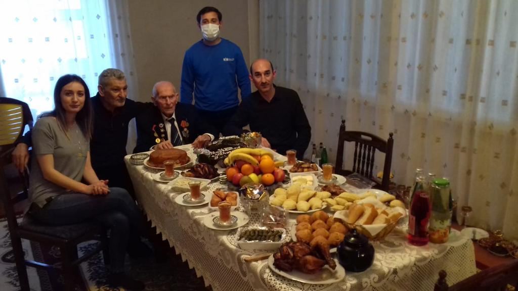 Heydər Əliyev Fondu Böyük Vətən Müharibəsi veteranlarını evlərində təbrik edib (FOTO) - Gallery Image