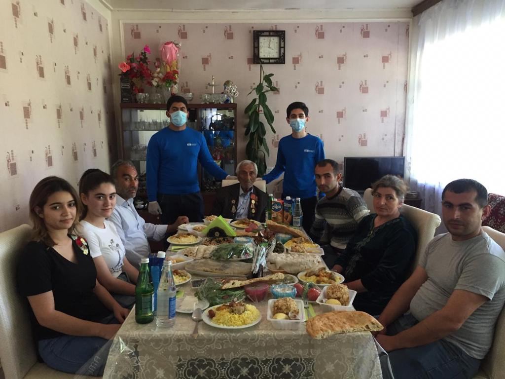 Heydər Əliyev Fondu Böyük Vətən Müharibəsi veteranlarını evlərində təbrik edib (FOTO) - Gallery Image