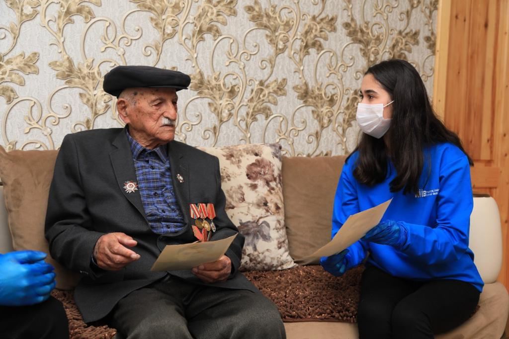 Heydər Əliyev Fondu Böyük Vətən Müharibəsi veteranlarını evlərində təbrik edib (FOTO) - Gallery Image