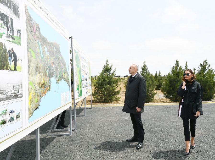 Prezident İlham Əliyev və birinci xanım Mehriban Əliyeva ulu öndər Heydər Əliyevin doğum günü münasibətilə ağac əkiblər (FOTO) - Gallery Image