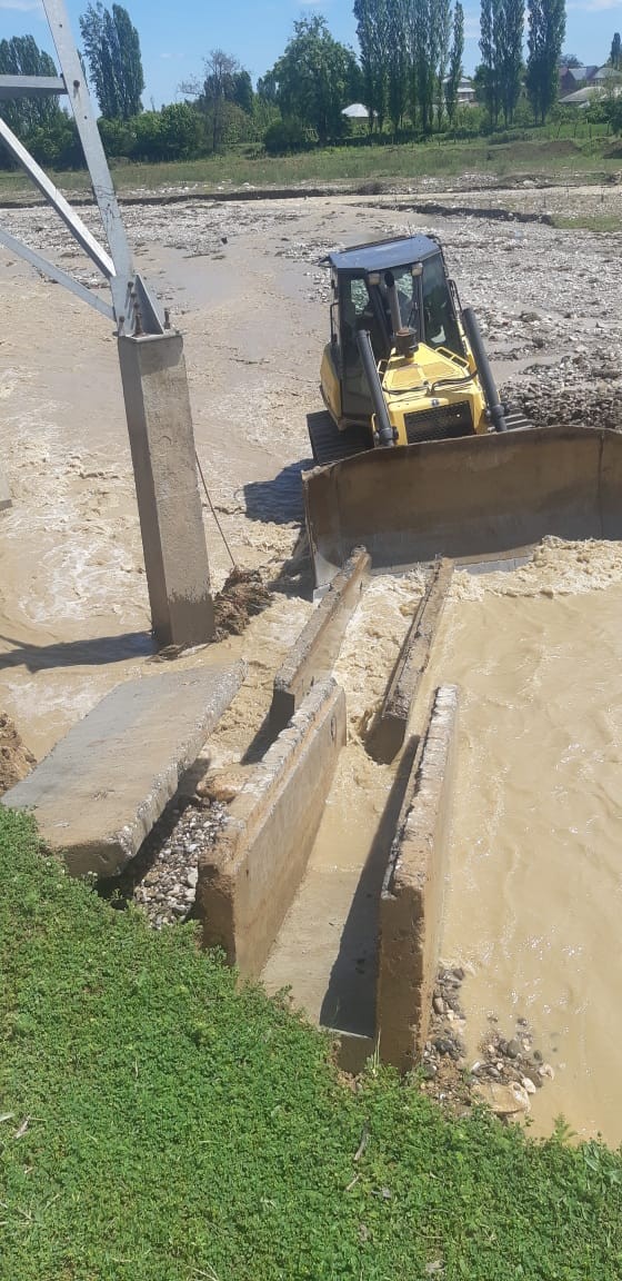 Sel suları 35 kV-luq hava xətti üçün təhlükə yaradıb -FOTOLAR