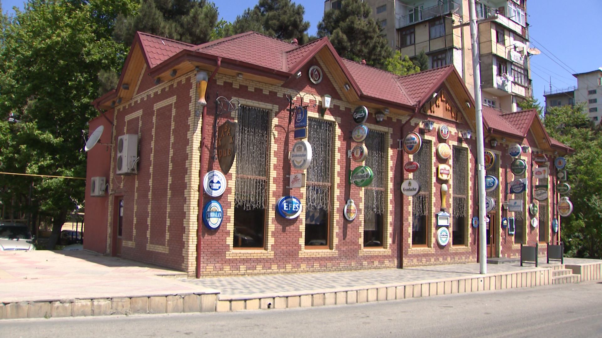 Bakıda avtomobilin salonunda xidmət göstərən “pub” aşkarlanıb (FOTO) - Gallery Image