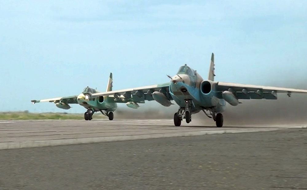 Təlimlərdə döyüş aviasiya vasitələrinin yerdəyişməsi həyata keçirilir (FOTO/VİDEO) - Gallery Image