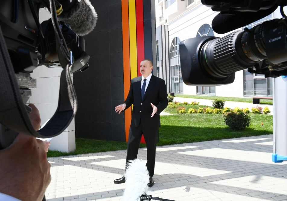 Prezident İlham Əliyev və birinci xanım Mehriban Əliyeva 3 saylı DOST mərkəzinin açılışında iştirak ediblər (FOTO) - Gallery Image