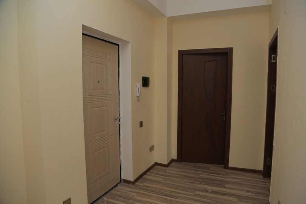 Gəncədə partlayış nəticəsində evsiz qalmış sakinlərə yeni mənzillər təqdim edildi (FOTO) - Gallery Image