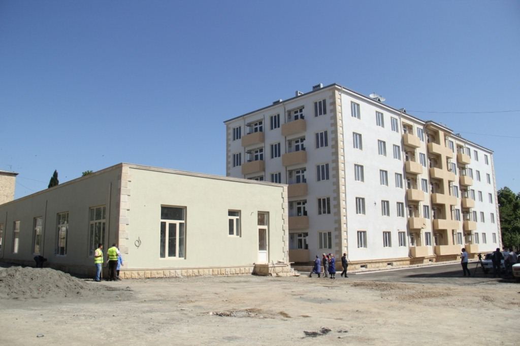 Gəncədə partlayış nəticəsində evsiz qalmış sakinlərə yeni mənzillər təqdim edildi (FOTO) - Gallery Image