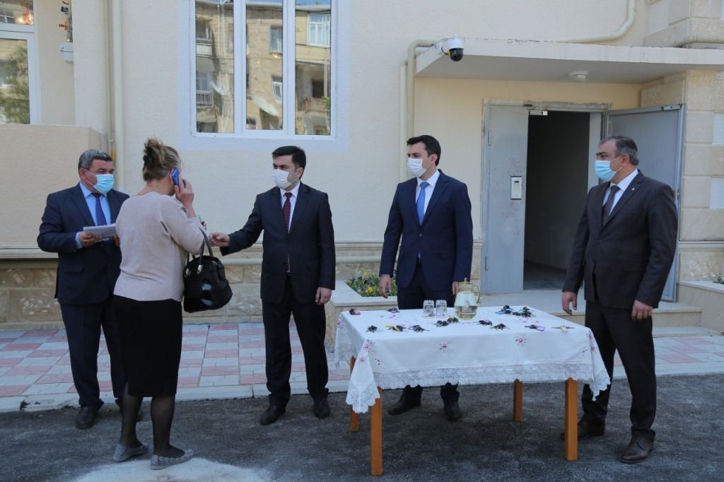 Gəncədə partlayış nəticəsində evsiz qalmış sakinlərə yeni mənzillər təqdim edildi (FOTO) - Gallery Image
