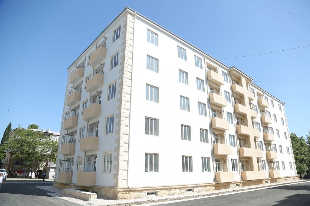 Gəncədə partlayış nəticəsində evsiz qalmış sakinlərə yeni mənzillər təqdim edildi (FOTO) - Gallery Image