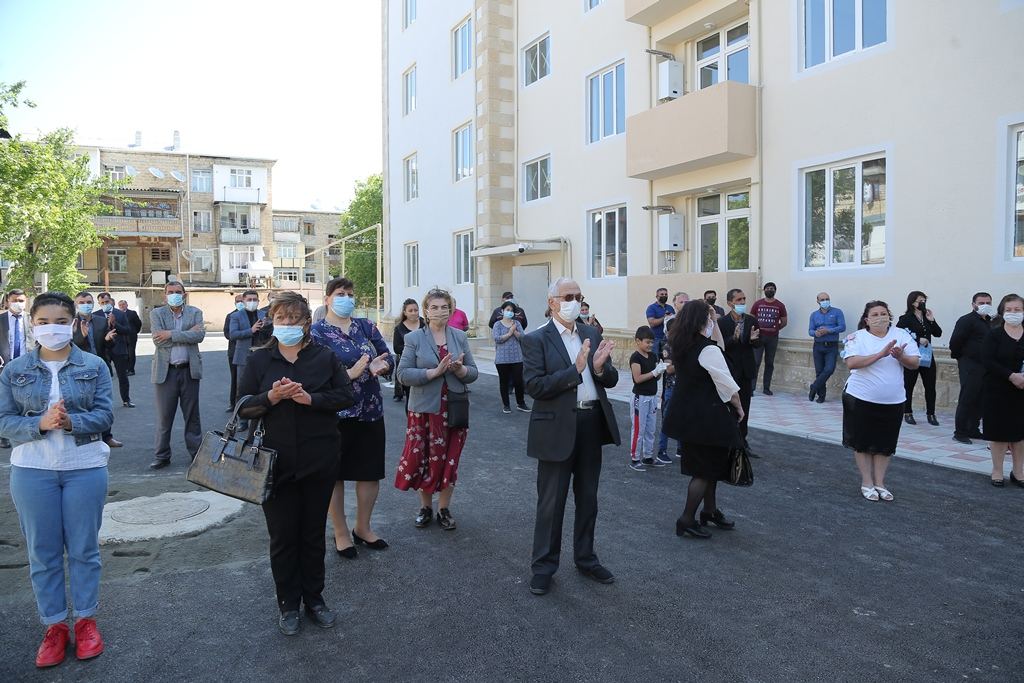 Gəncədə partlayış nəticəsində evsiz qalmış sakinlərə yeni mənzillər təqdim edildi (FOTO) - Gallery Image