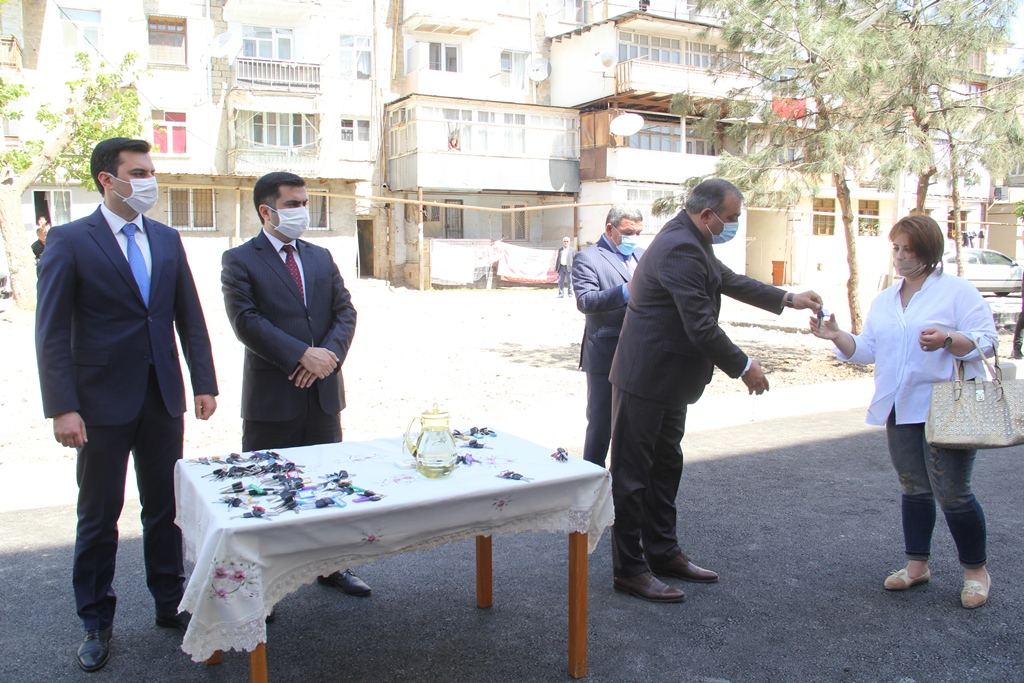 Gəncədə partlayış nəticəsində evsiz qalmış sakinlərə yeni mənzillər təqdim edildi (FOTO) - Gallery Image